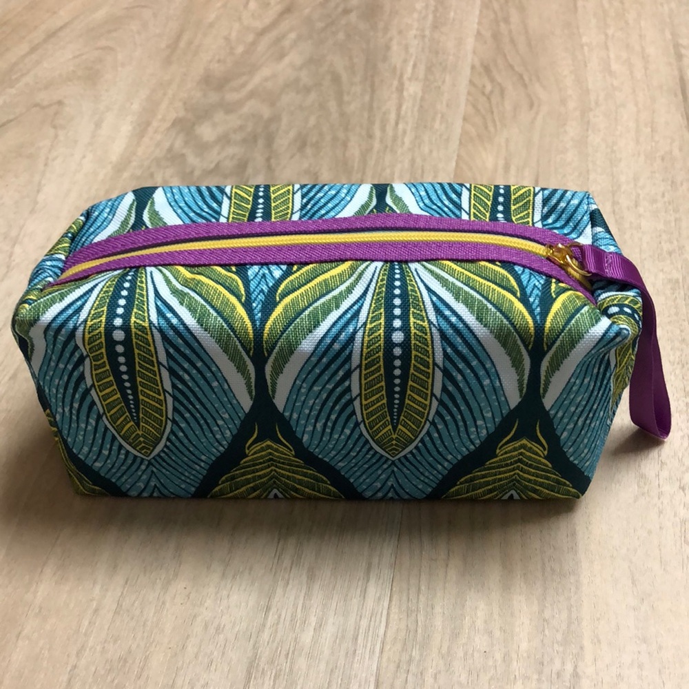 Estée Lauder Makeup Bag Leaf NWOT